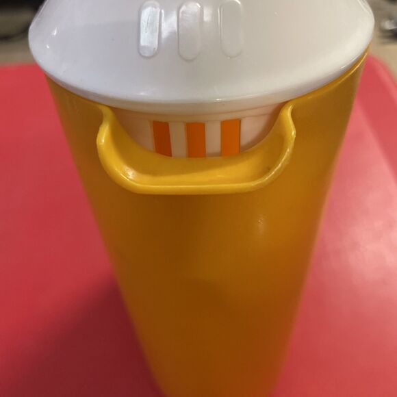 Vintage Rubbermaid Slim Yellow Pitcher 2 1/2 Qt. #0941 with White Lid - Picture 2 of 6